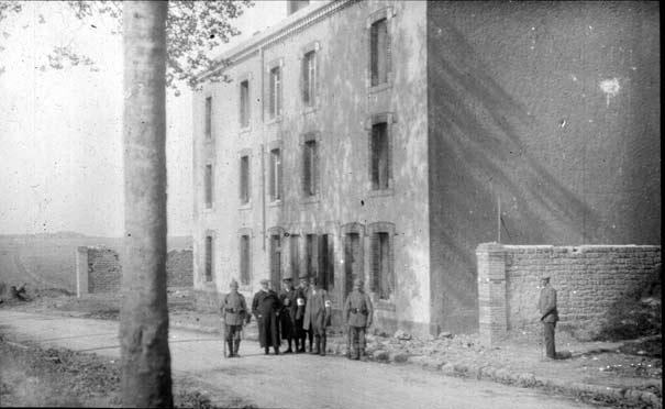 Bild 33 [Haus beim Fort Longwy, Teilnehmer der Fahrt mit 2 Soldaten]
