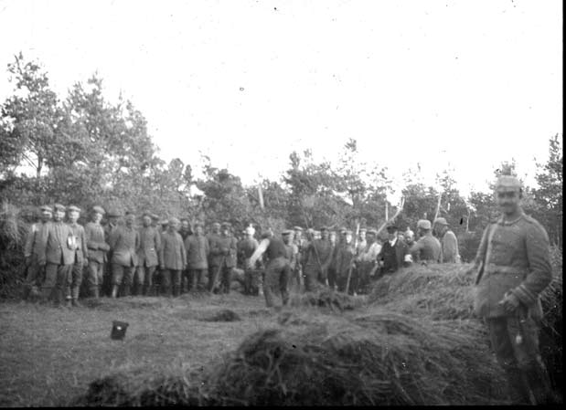 Bild 53 [Sainte-Marie-à-Py, Deutsche Soldaten als Zuschauer bei Erntearbeiten]r Front bei St. Marie a py []Herbst ]