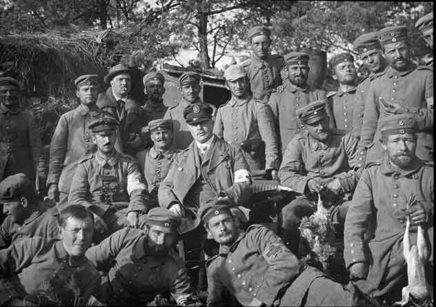 Bild 55 [vermutl. Feldlager der 160er bei Somme-Py, Teinehmer der Fahrt mit Soldaten, der Bildmitte Jakob Bachem]