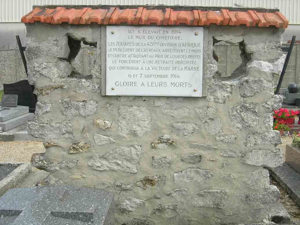 Denkmal auf dem Dorffriedhof von Chambry