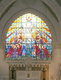 Glasfenster über dem Altar
